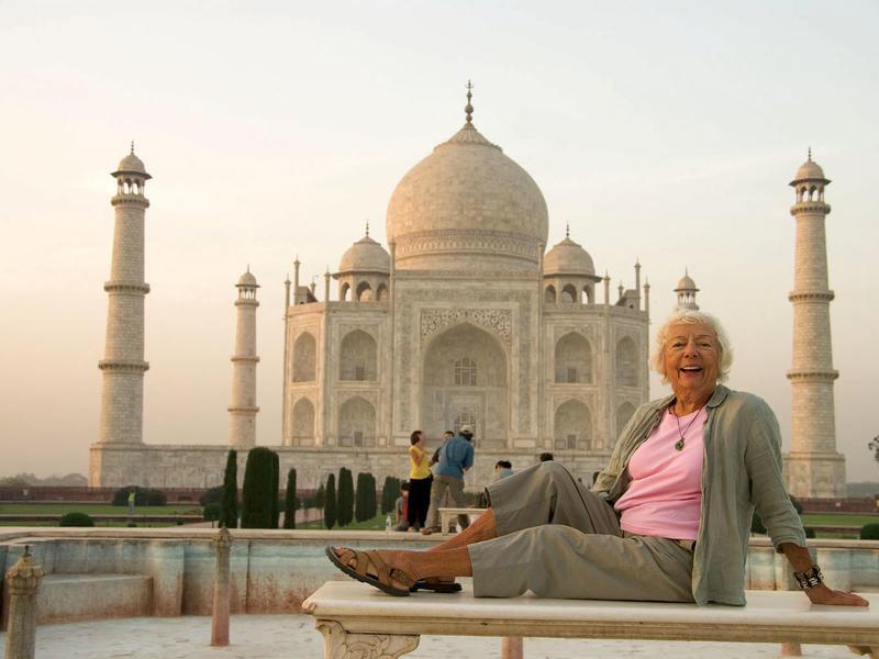 Fran Abramowitz ’48 in front of the Taj Mahal in Agra, India, in 2009